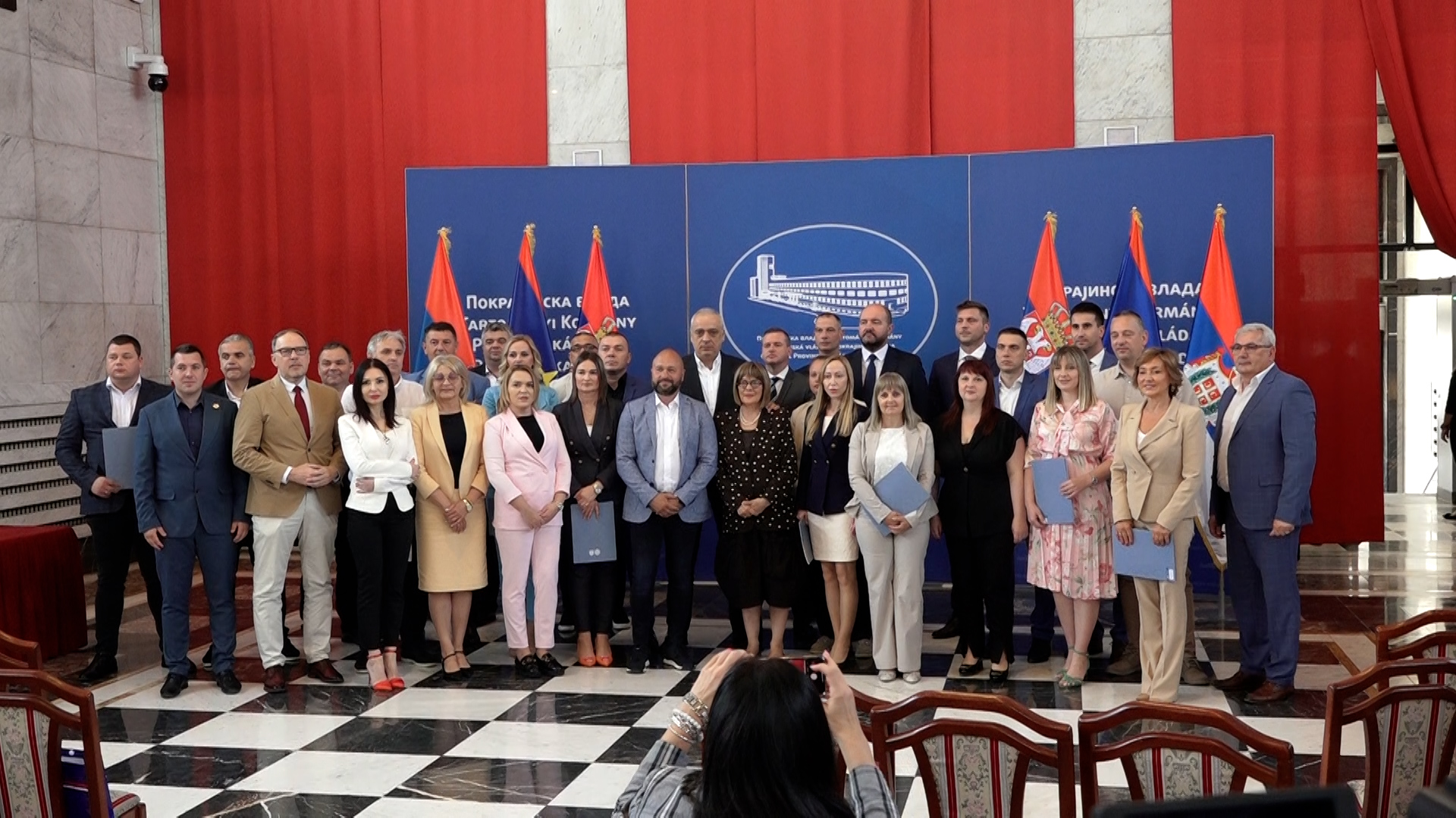 Novi Sad, predsednik Pokrajinske vlade Maja Gojkovic urucuje ugovore predstavnicima lokalnih samouprava o finansiranju i sufinansiranju kapitalnih projekata, pokrivanje Novi Sad, predsednik Pokrajinske vlade Maja Gojkovic urucuje ugovore predstavnicima lokalnih samouprava o finansiranju i sufinansiranju kapitalnih projekata, pokrivanje